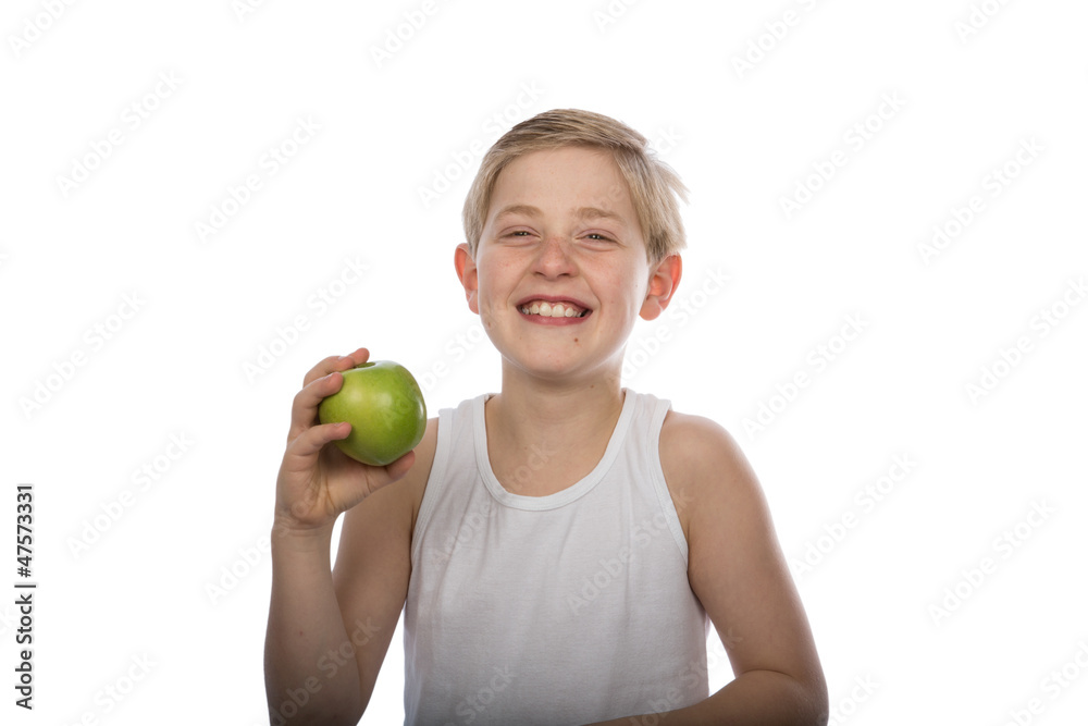 Junge zeigt einen grünen Apfel Junge zeigt einen grünen Apfel