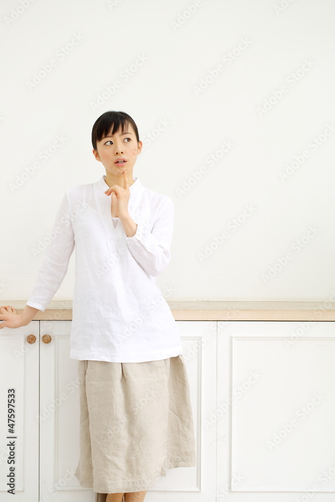 考える女の子 考える女の子