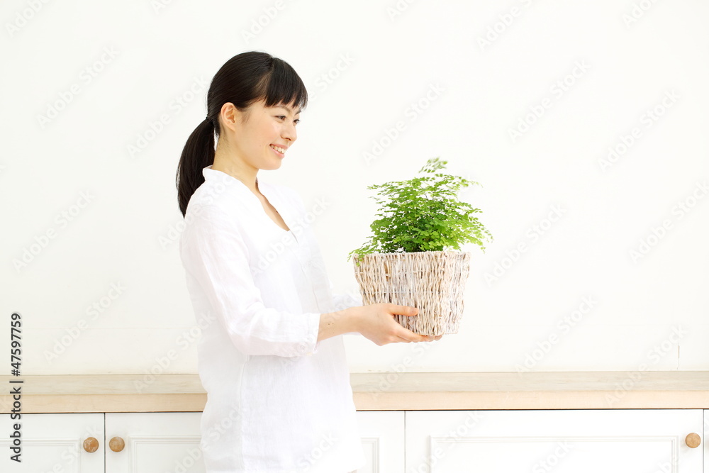 植物を持つ女の子