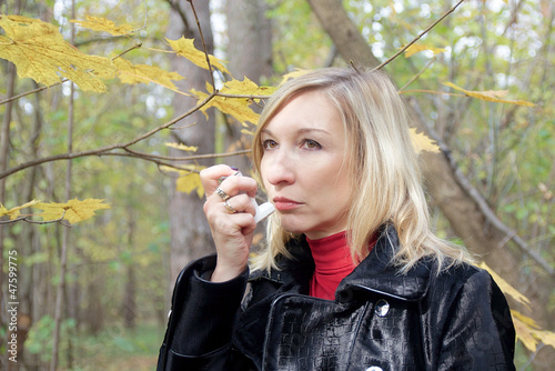 Картината върху платно woman want to relievie asthmatic attack using inhaler