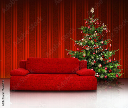 Rote Couch mit Weihnachtsbaum