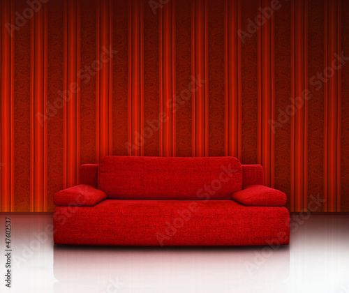 Rote Couch Vor Roter Streifentapete