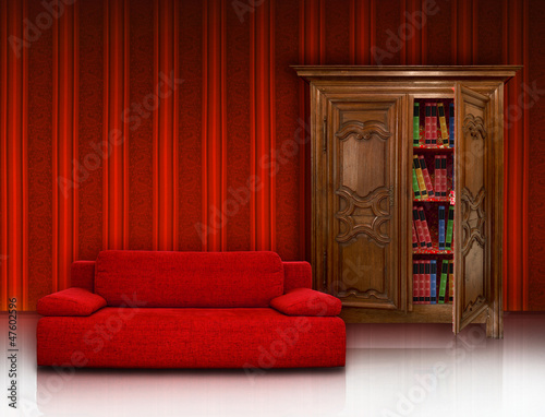 Rote Couch und Bücherschrank
