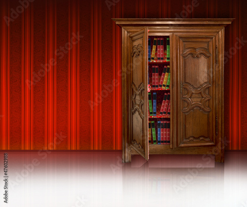 Bücherschrank vor Streifentapete