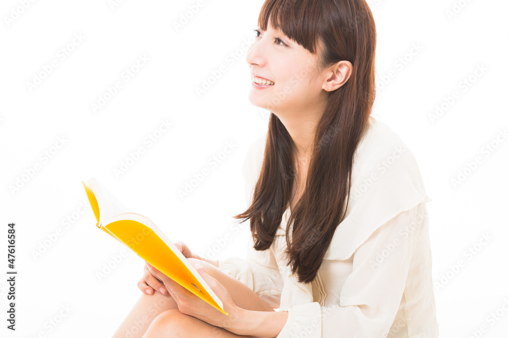 本を読む女性