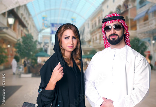 Canvas Print Arabian Couple Shopping in the mall