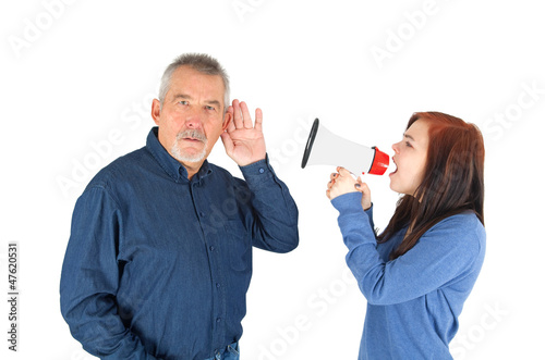 Mädchen mit Megaphon schreit Mann an