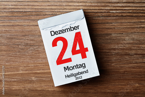 Kalender vor Holzhintergrund - Heiligabend 24.12.