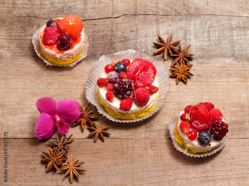 round berries mousse over wood