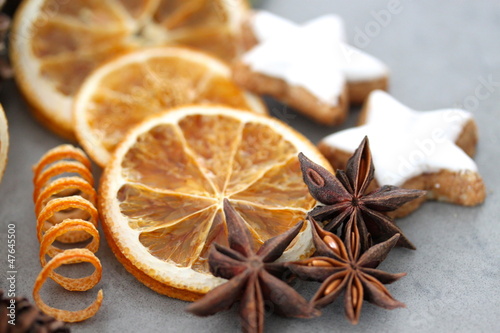 Weihnachtszeit: Orangenscheiben, Sternanis und Zimtsterne