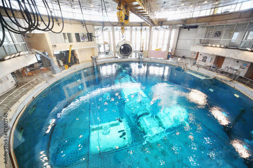 Obraz na plátně Underwater simulators in round pool