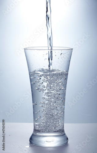 Quadro em tela pour clean  water into one glass