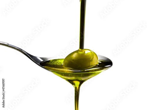 olio d oliva su fondo bianco