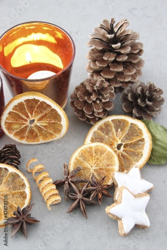 Weihnachtszeit: Orangenscheiben, Sternanis, Zimtsterne + Kerze