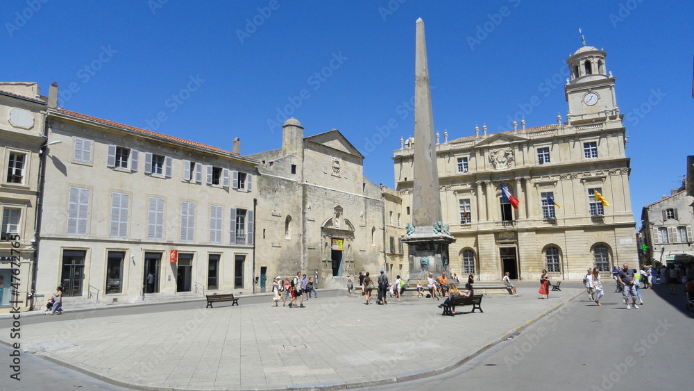 Place de la république à Arles - Obélisque et Hôtel de Ville