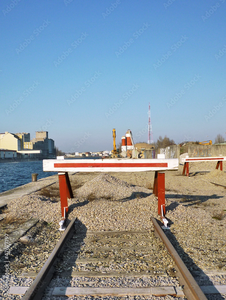 Naklejka premium barrière de fin de voie ferrée