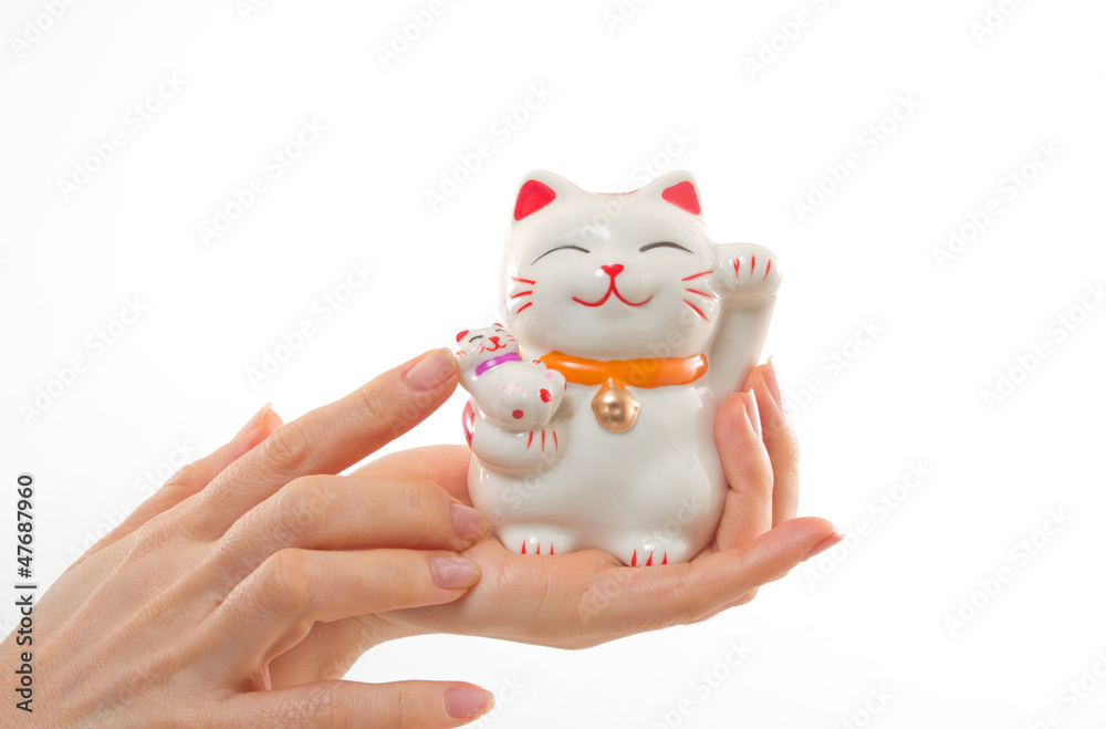 女性の手と招き猫 女性の手と招き猫