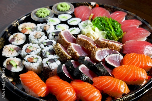 sushi na czarnej płycie