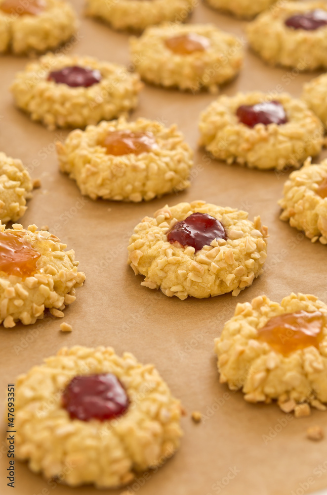 Almond cookies with fruit jam