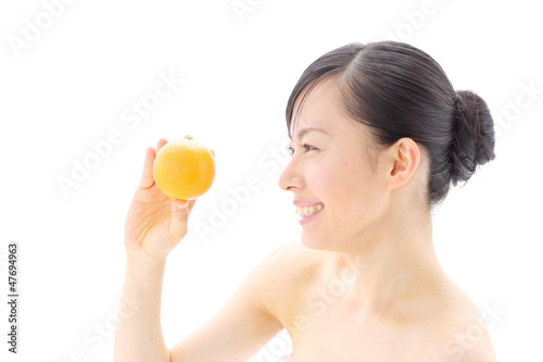 オレンジを持つ女の子