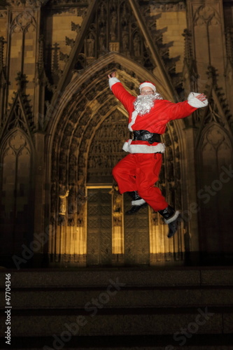 springender Weihnachtsmann am Kölner Dom