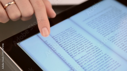 Highlighting text on a touch screen tablet computer