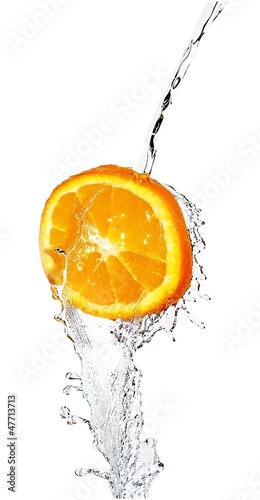 Orange im Wasserstrahl