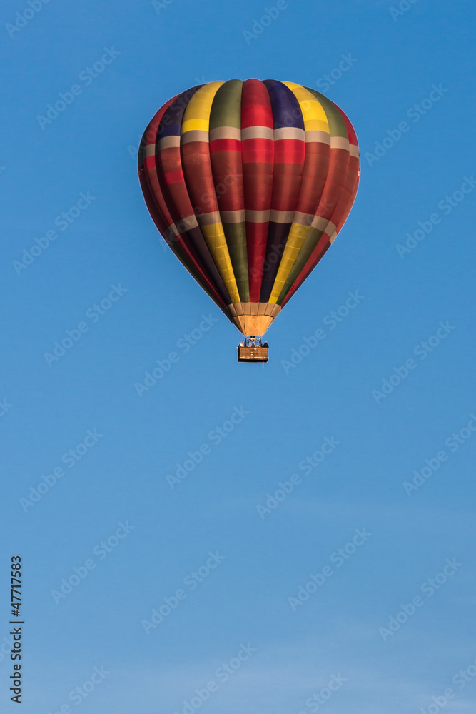 Fototapeta premium Heißluftballon am blauen Himmel