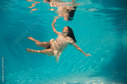 woman undewater in the swimming pool