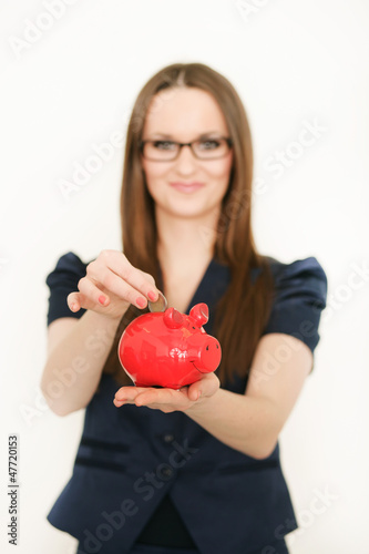 Attraktive junge Frau mit Sparschwein photo