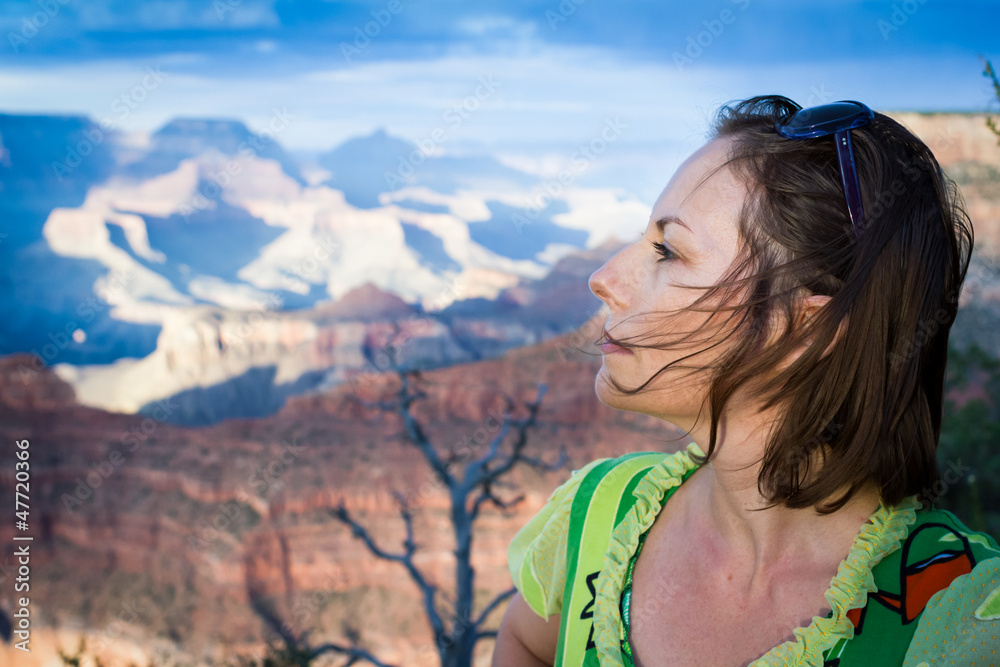 femme devant le Grand Canyon