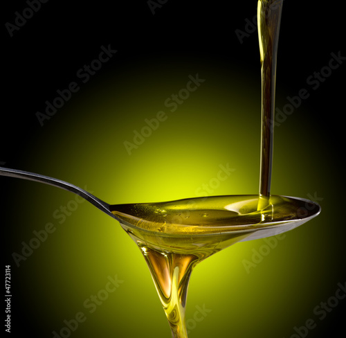 Foto olio extravergine d'oliva versato