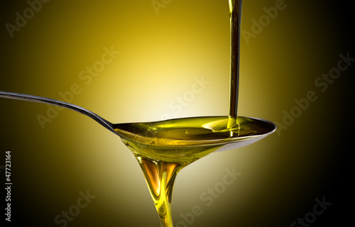 olio extravergine d'oliva versato
