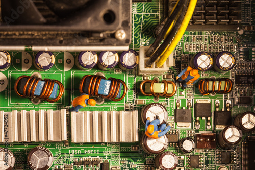 cantiere in miniatura,tecnologia informatica,uomini al lavoro