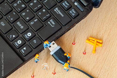 cantiere in miniatura,tecnologia informatica,uomini al lavoro