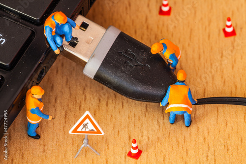 cantiere in miniatura,tecnologia informatica,uomini al lavoro