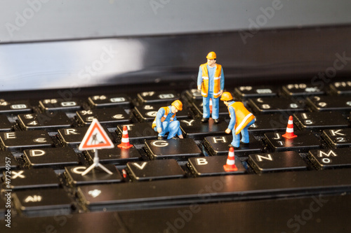 cantiere in miniatura,tecnologia informatica,uomini al lavoro