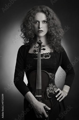 Portrait fashion woman with violin