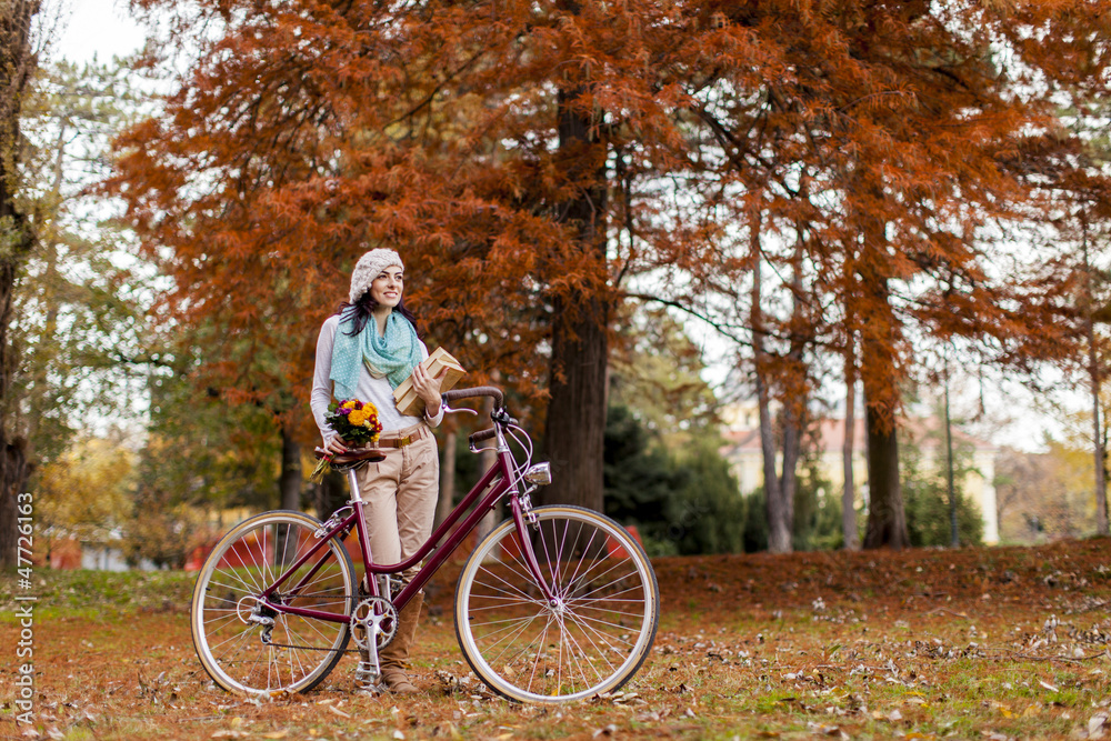 Obraz premium Young woman with a bicycle
