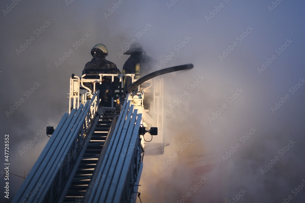 Obraz premium a huge fire with firefighters in action