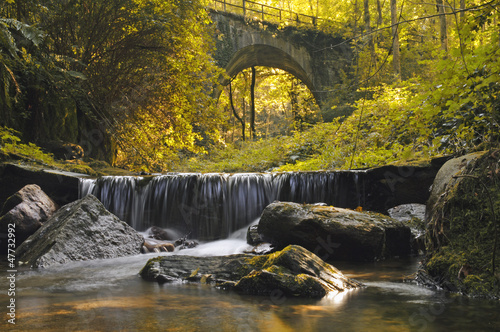 cascata con arco di pietra