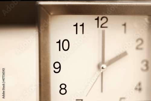Zegar i czas na brązowym tle
