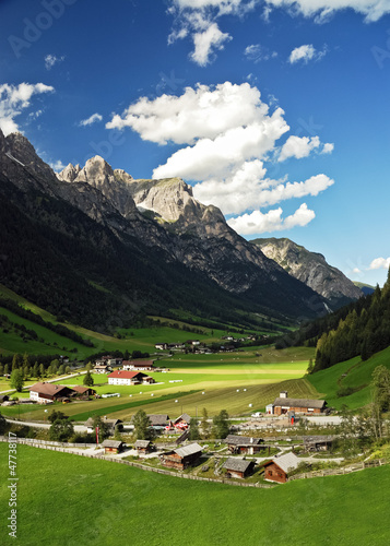 Dorf in einem Gebirgstal in Tirol