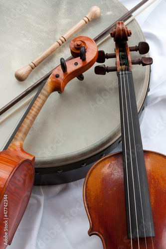 Irish folk / 2 Geigen mit Bodhran / Variation photo