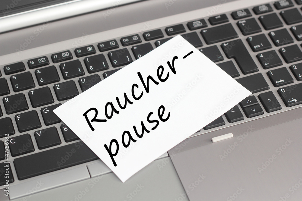 Rechner mit Zettel Raucherpause Rechner mit Zettel Raucherpause