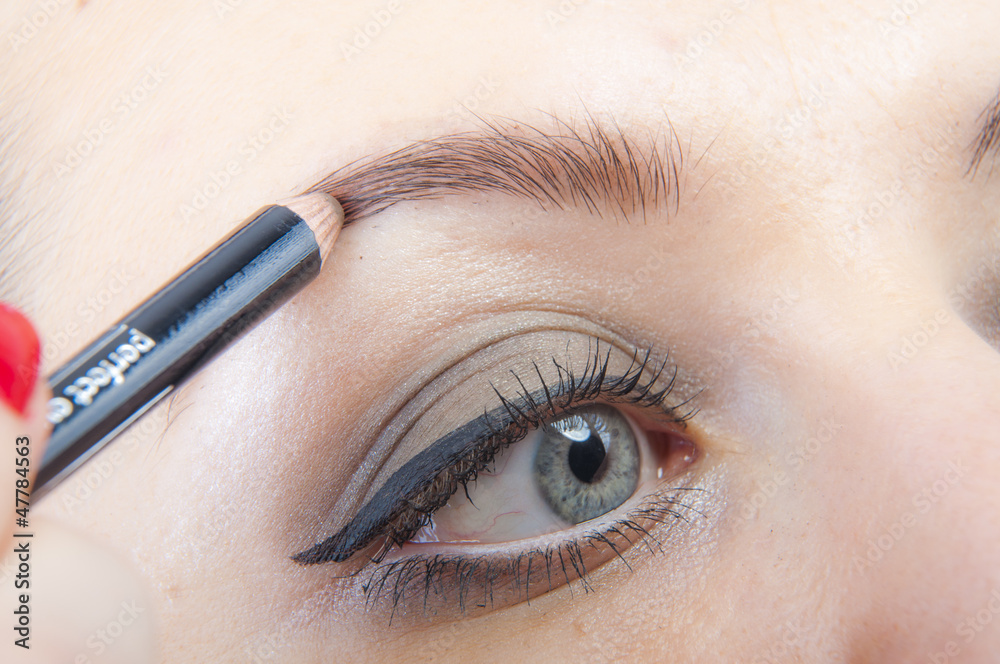 Naklejka premium Girl making up