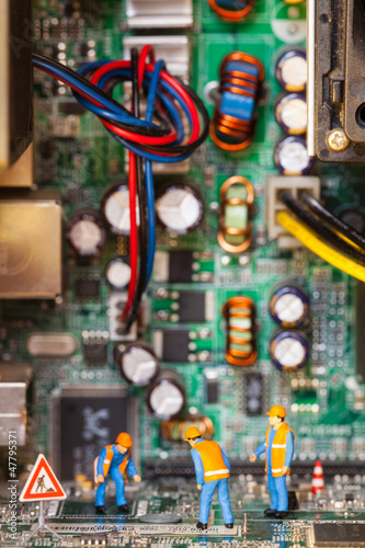 cantiere in miniatura,tecnologia informatica,uomini al lavoro