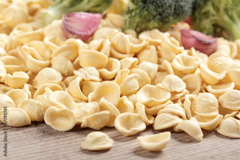 pasta italiana orecchiette su tavolo di legno pasta italiana orecchiette su tavolo di legno