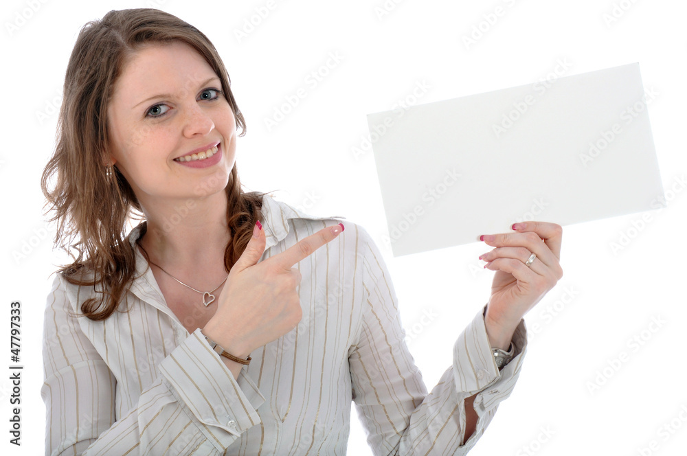 Junge Frau in heller Bluse zeigt auf leeres Schild Junge Frau in heller Bluse zeigt auf leeres Schild