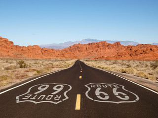 Aluminium schilderij Route 66 Route 66 markering met rode bergen  © trekandphoto
